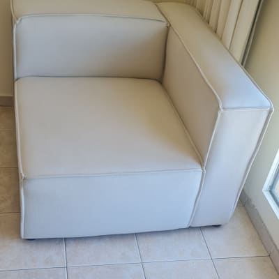 ספה נקייה על רצפת אריחים עם מטלית אדומה