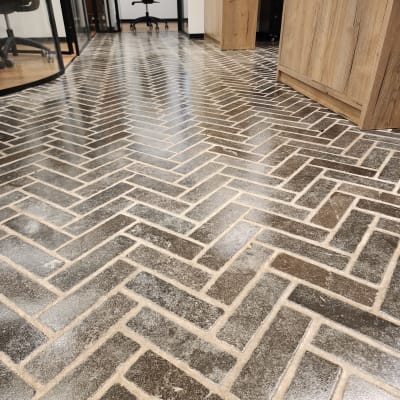 רצפה נקייה ומבריקה במשרד עם ריהוט עץ וכיסאות.