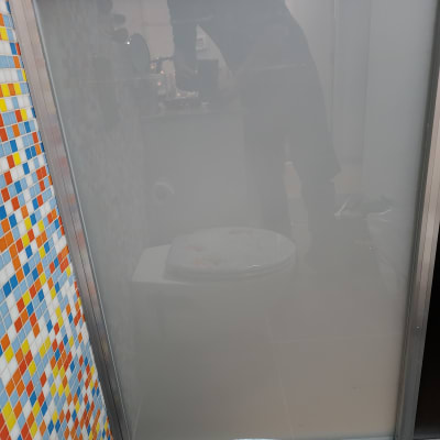 דלת זכוכית חלבית עם קיר פסיפס צבעוני