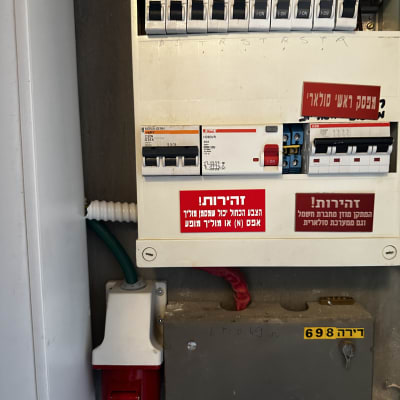 לוח חשמל עם מפסקים וכבלים חשמליים