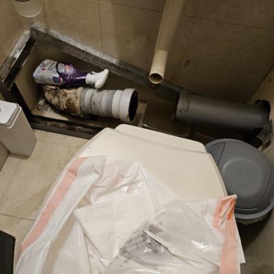 צינור ביוב פתוח עם חומרי ניקוי לידו