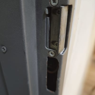 מנעול חשמלי לדלת מתכת עם ברגים