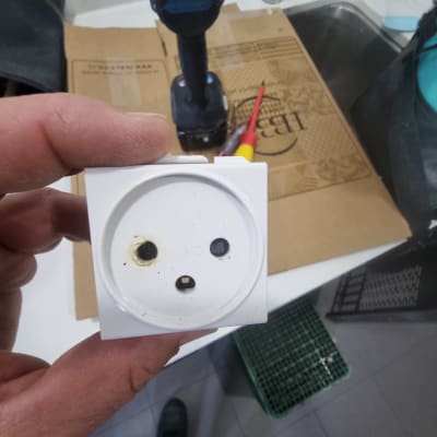 שקע חשמל, מברגה וכלי עבודה על שולחן