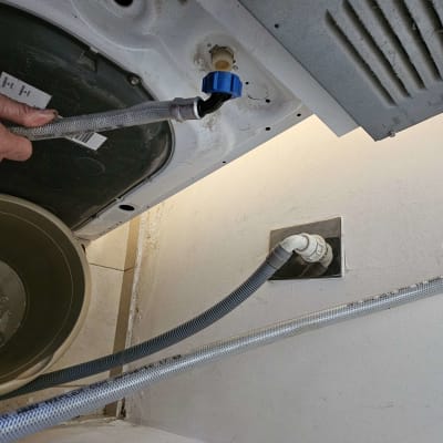 חיבור צינור מים למכונת כביסה עם ברז כחול