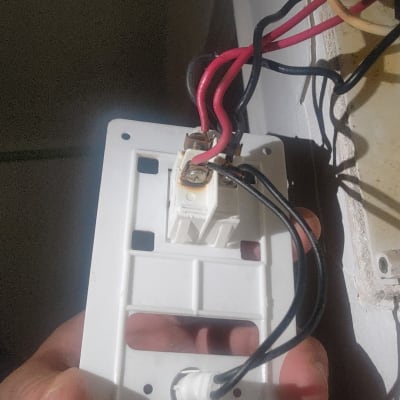 חיבורי חשמל בלוח לבן עם חוטים צבעוניים