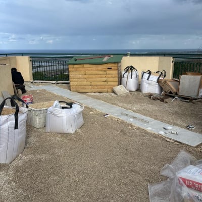 שקי חומרי איטום וכלי עבודה על גג