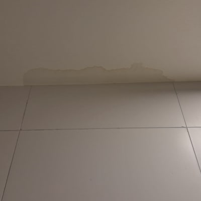 כתם רטיבות בתקרה ליד מנורה