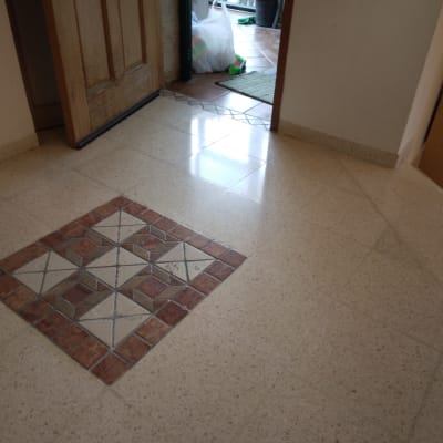 רצפה נקייה עם דלת פתוחה ושקית אשפה