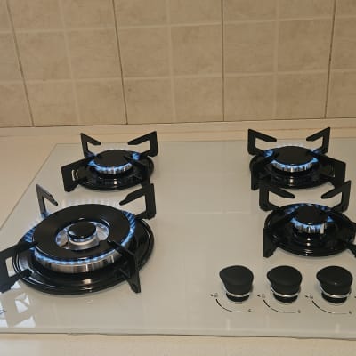 כיריים גז עם להבות כחולות במטבח