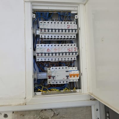 לוח חשמל פתוח עם חוטים ומפסקים