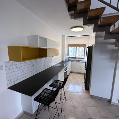 מטבח מודרני עם ארונות צהובים ולבנים