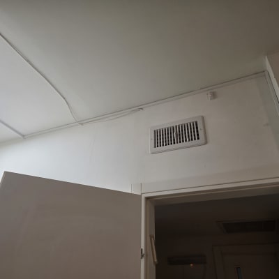 תאורה ותעלות חשמל בתקרה