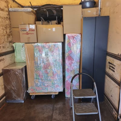 תכולת משאית עם קרטונים ורהיטים עטופים