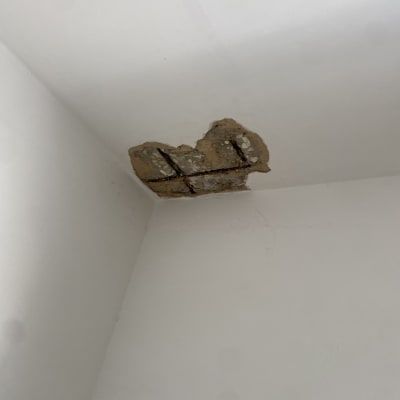 תקרה עם חור וחשיפת ברזלים