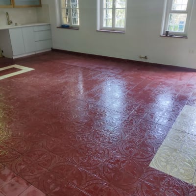 רצפה נקייה עם אריחים מעוצבים במטבח ריק