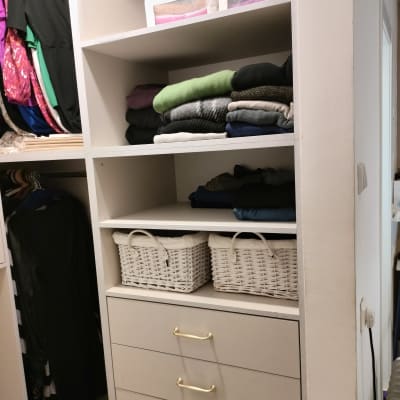 ארון בגדים עם מדפים ומגירות, בגדים מקופלים וסלים