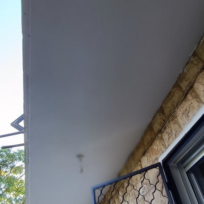 מרפסת עם תקרה צבועה ומעקה מתכת