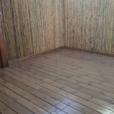 רצפת עץ עם גדר במבוק בגינה