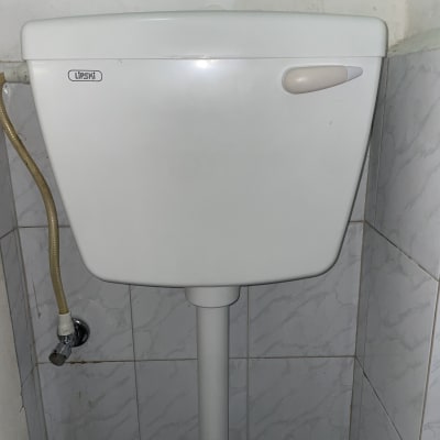 ניאגרה עם צינור מים מותקן על קיר אריחים