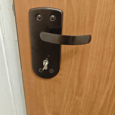 ידית ודלת עם מנעול