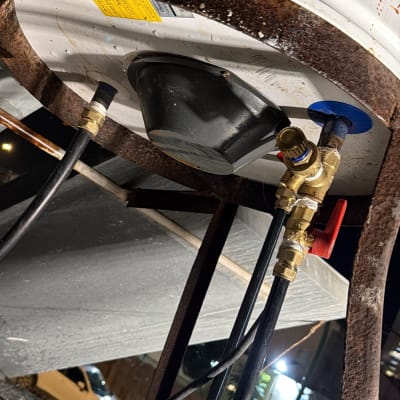 חלק תחתון של דוד שמש עם צינורות וחיבורים