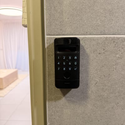 קודן מגע וטביעת אצבע חכם מסוג SwitchBot מותקן לצד דלת