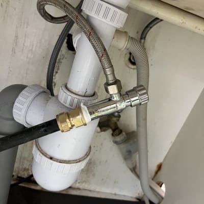 צינורות מתחת לכיור עם מחברים וברזים