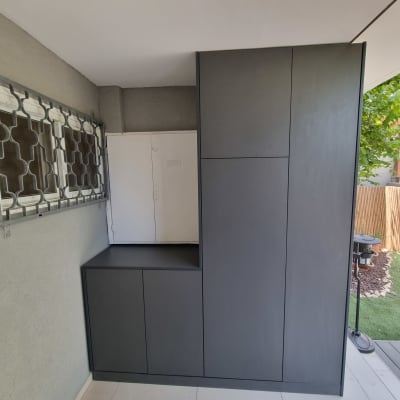 ארון עץ אפור עם דלתות סגורות