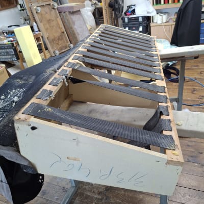 מסגרת עץ עם רצועות שחורות לריפוד