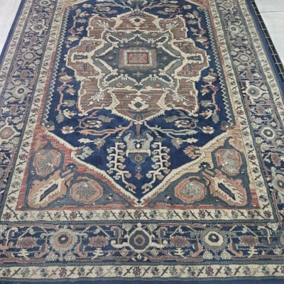 שטיח צבעוני עם דוגמאות גיאומטריות על רצפה בהירה