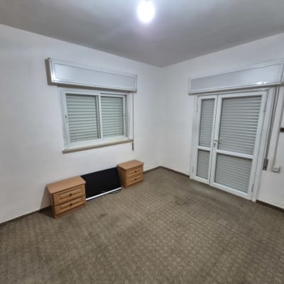 חדר ריק עם שטיח ורהיטים קטנים