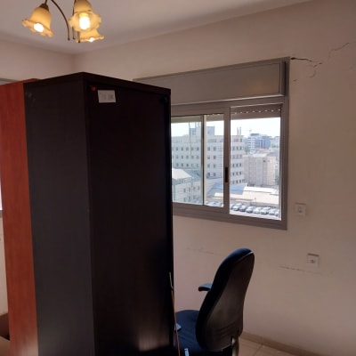 חדר עם קיר סדוק, כיסא ושולחן