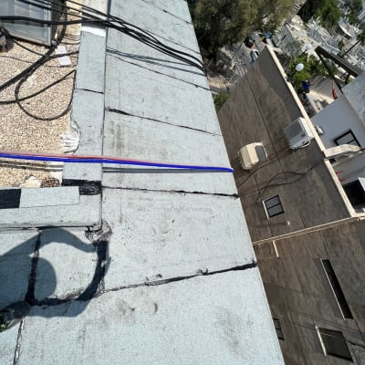 גג אטום עם יריעות ביטומניות וקווי איטום שחורים