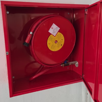 גלגלון כיבוי אש בארון אדום פתוח