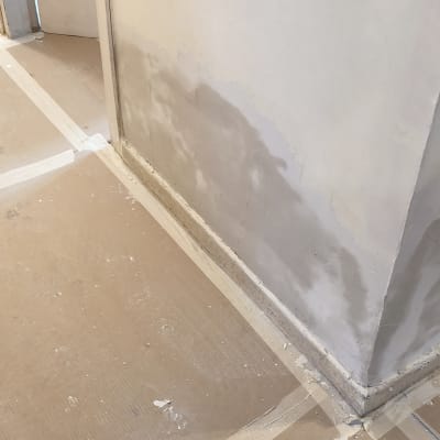 קיר עם סימני תיקון והכנה לצביעה