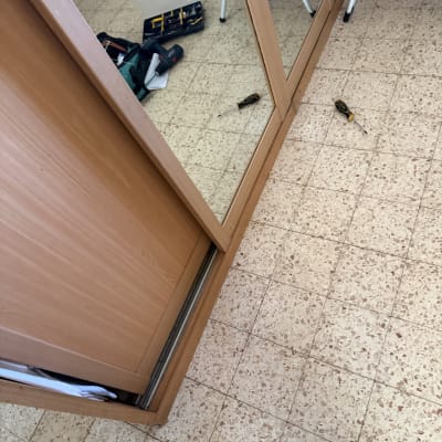 ארון עם כלים על הרצפה, מראה ורצפה מרוצפת