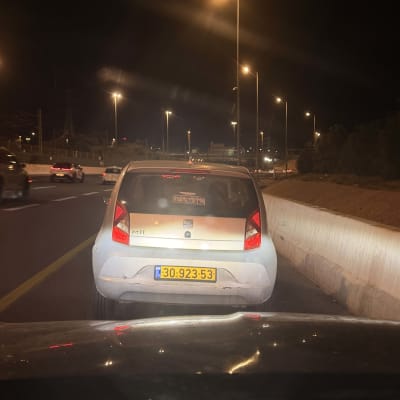 רכב פרטי נוסע בכביש בשעות הלילה