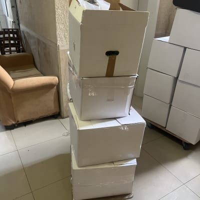 ארגזים על עגלה במסדרון, מוכן להובלה