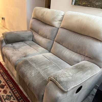 ספה אפורה עם משענות ידיים בחדר מגורים