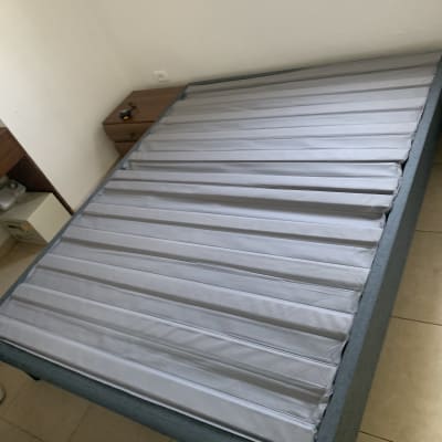 מיטה בחדר שינה עם מזרן חדש