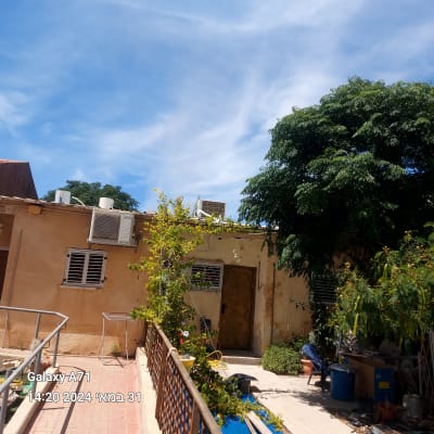 יחידות מיזוג אוויר מותקנות על קיר חיצוני של מבנה