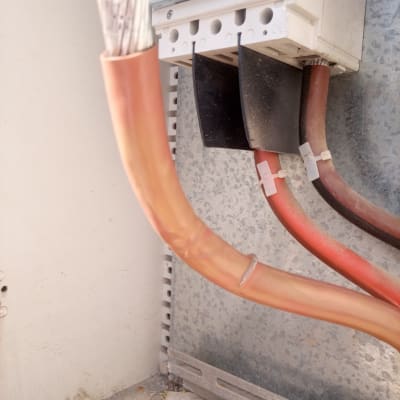 כבלים חשמליים מחוברים ללוח חשמל