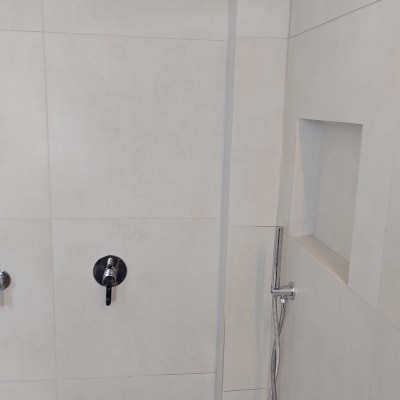 מקלחת עם ראש מקלחת וכיור מובנה בקיר