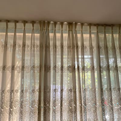 וילון תחרה עם דוגמת פרחים על חלון