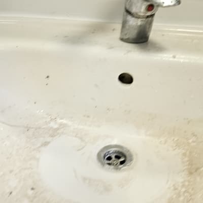 כיור עם ברז חלוד ולכלוך, קשור לאינסטלציה