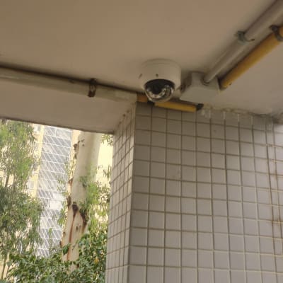 מצלמת אבטחה מותקנת על תקרה ליד קיר אריחים