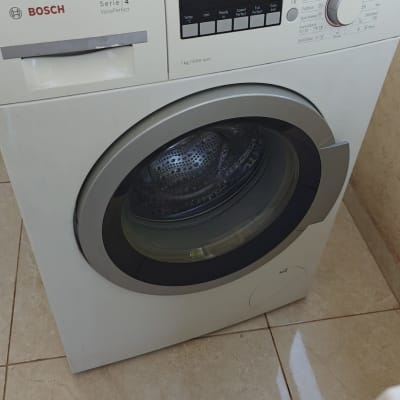 מכונת כביסה בוש עם כבל חשמל על הרצפה