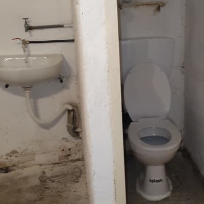 כיור ושירותים בחדר אמבטיה פשוט