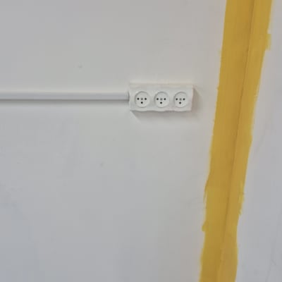 שקע חשמל תלת-פאזי על קיר לבן