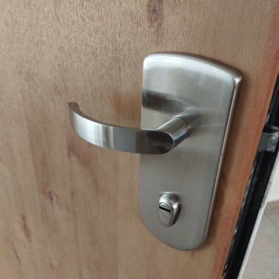 ידית ודלת עם מנעול כסוף